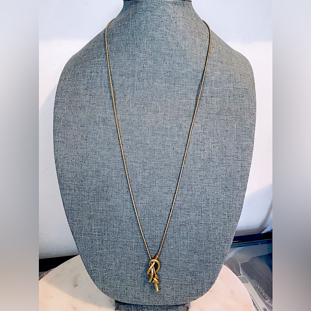 Elegant Gold Knot Necklace